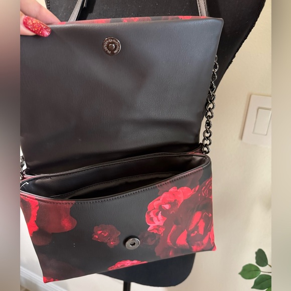 Simply Vera Vera Wang Red Rose Bloom Garrison Crossbody - like new tag fell off - Picture 3 of 11